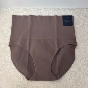 New with tags - SPANX - EcoCare Brief in the colour "smoke". High waisted. 1X